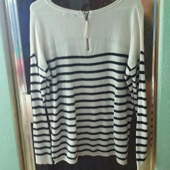H & M Sweater. Size Medium. Black and cream - Picture 3 of 4